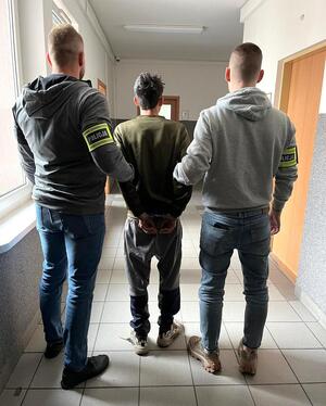 Policjanci z zatrzymanymi obcokrajowcami