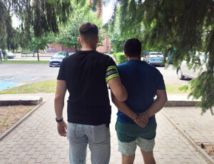 Policjanci z zatrzymanymi obcokrajowcami