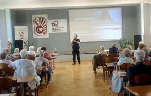 Spotkania policyjnych profilaktyków z mieszkańcami. Od bezpieczeństwa Seniorów po uśmiech najmłodszych
