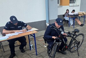 policjanci i uczestnicy podczas festynu