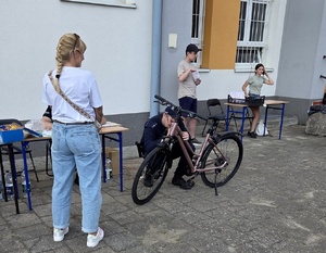 policjanci i uczestnicy podczas festynu