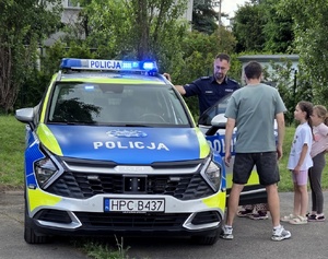 policjanci i uczestnicy podczas festynu