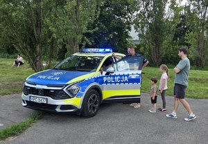 policjanci i uczestnicy podczas festynu