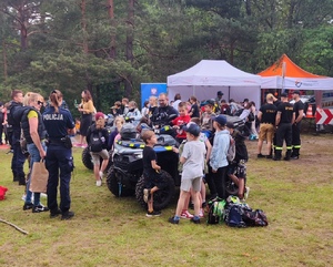 służby oraz uczniowie podczas Akademii bezpieczeństwa