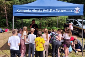 służby oraz uczniowie podczas Akademii bezpieczeństwa