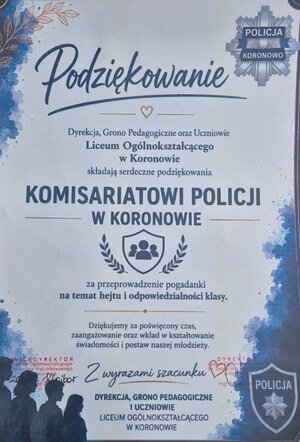 Policjanci i uczniowie podczas pogadanki.