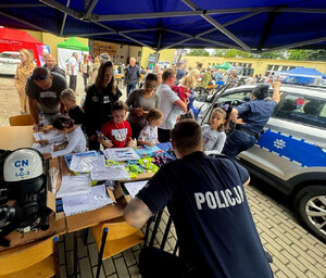 policjanci i uczestnicy Dni Szwederowa