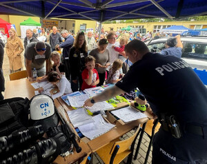 policjanci i uczestnicy Dni Szwederowa