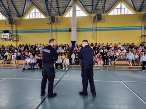 policjanci i uczniowie podczas zajęć