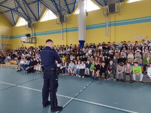 policjanci i uczniowie podczas zajęć