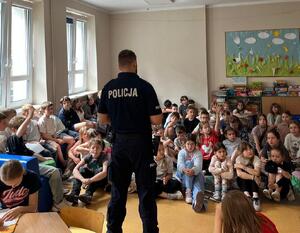 Policjanci i uczniowie podczas zajęć.