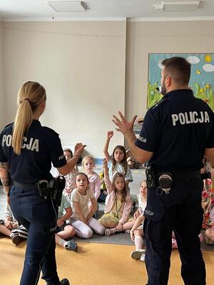 Policjanci i uczniowie podczas zajęć.
