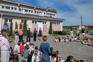 Policjanci, dzieci i wychowawcy podczas "Niebieskiego Tygodnia".