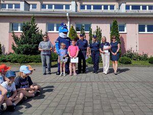Policjanci, dzieci i wychowawcy podczas "Niebieskiego Tygodnia".