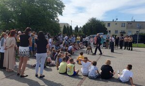 Policjanci, dzieci i wychowawcy podczas "Niebieskiego Tygodnia".