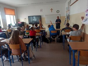 Policjanci, dzieci i wychowawcy podczas "Niebieskiego Tygodnia".