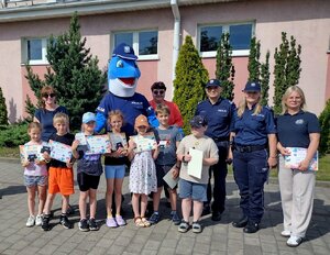 Policjanci, dzieci i wychowawcy podczas "Niebieskiego Tygodnia".