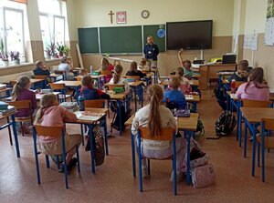 Policjanci, dzieci i wychowawcy podczas "Niebieskiego Tygodnia".