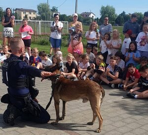 Policjanci, dzieci i wychowawcy podczas "Niebieskiego Tygodnia".