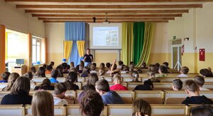 Uczestnicy podczas spotkania w sali szkolnej.