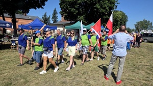 Policjanci i uczestnicy olimpiady podczas wydarzenia.