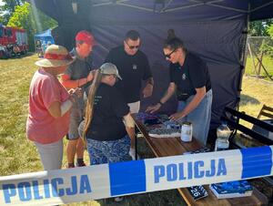 Policjanci i uczestnicy olimpiady podczas wydarzenia.
