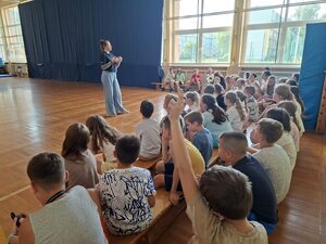 Anna Noworyta i dzieci podczas spotkania w sali szkoły.
