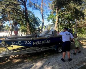 Policjanci i uczestnicy podczas festynu.