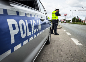 Policjanci mierzący prędkość i podejmujący kontrole drogowe