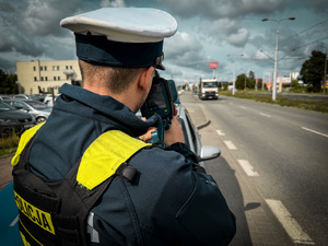 Policjanci mierzący prędkość i podejmujący kontrole drogowe