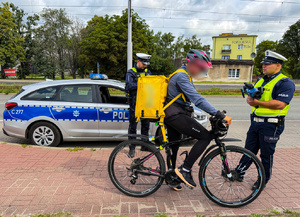 Policjanci mierzący prędkość i podejmujący kontrole drogowe