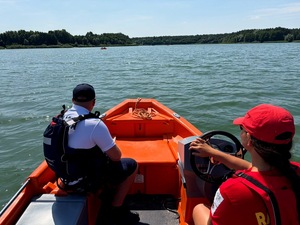 Służby podczas patrolowania akwenu.