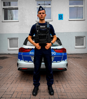 policjant, który udzielił pomocy kajakarzowi