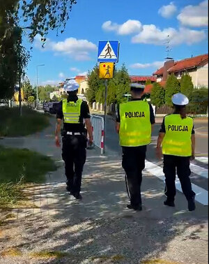 Policjanci podczas kontroli oznakowania i infrastruktury przy szkołach.