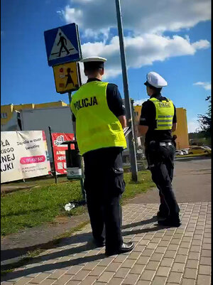 Policjanci podczas kontroli oznakowania i infrastruktury przy szkołach.