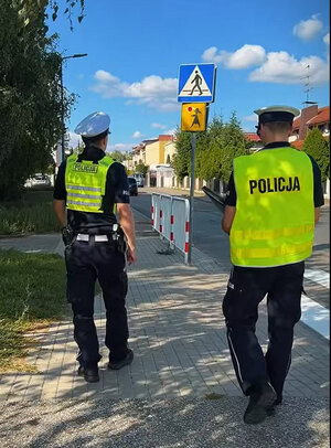 Policjanci podczas kontroli oznakowania i infrastruktury przy szkołach.