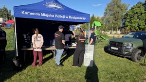 Policjanci i inni uczestnicy dożynek podczas przedsięwzięcia.