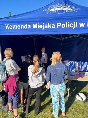 Policjanci i inni uczestnicy dożynek podczas przedsięwzięcia.