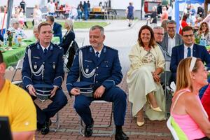 Policjanci i inni uczestnicy dożynek podczas przedsięwzięcia.
