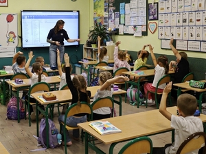 dzieci i policyjna profilaktyk oraz Polfinek na zajęciach z uczniami