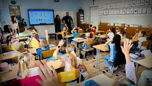 Policyjni profilaktycy i uczniowie podczas zajęć.