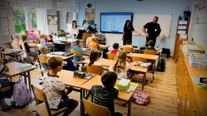 Policyjni profilaktycy i uczniowie podczas zajęć.