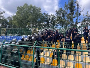 Policjanci podczas ćwiczeń na stadionie.
