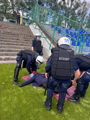 Policjanci podczas ćwiczeń na stadionie.