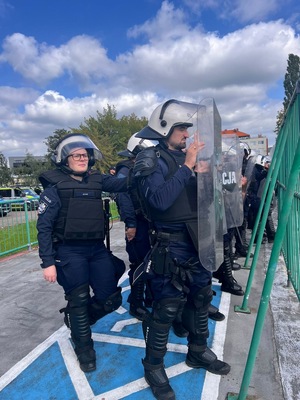 Policjanci podczas ćwiczeń na stadionie.