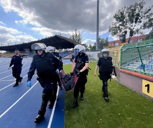 Policjanci podczas ćwiczeń na stadionie.
