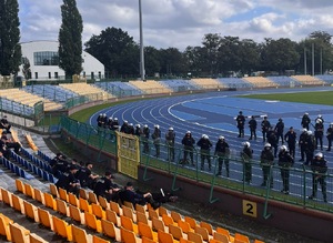 Policjanci podczas ćwiczeń na stadionie.