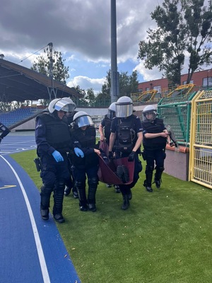 Policjanci podczas ćwiczeń na stadionie.