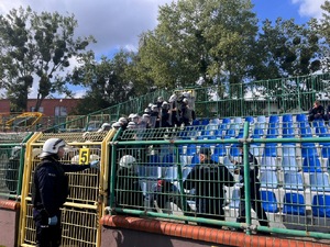 Policjanci podczas ćwiczeń na stadionie.