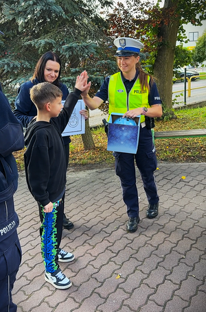 „Bezpieczna droga do szkoły” z bydgoskimi policjantami w Szkole Podstawowej w Osielsku